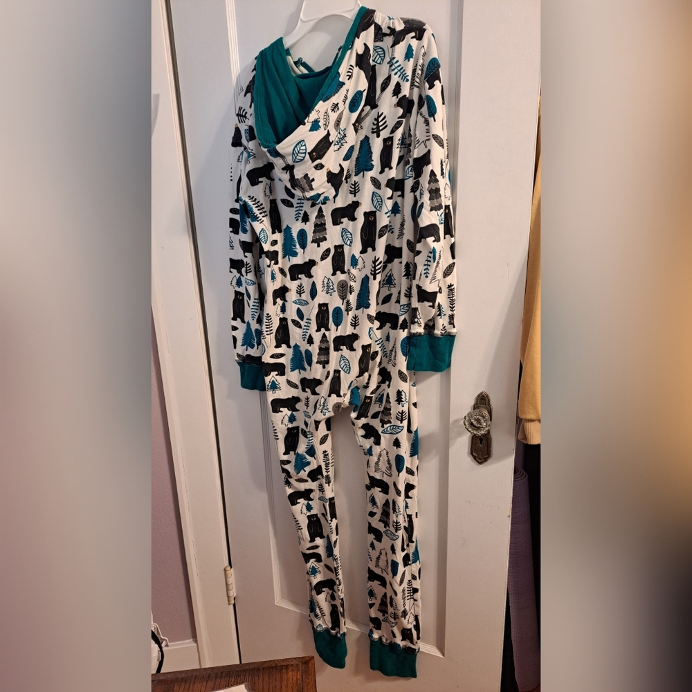 Women's Medium Winter Onesie Christmas Pajamas - Picture 2 of 3